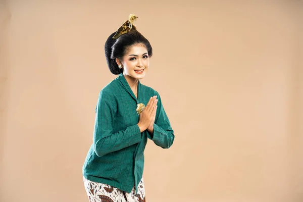 Schöne Asiatische Frau Grünem Kebaya Stehend Gebeugt Mit Händen Zusammen — Stockfoto