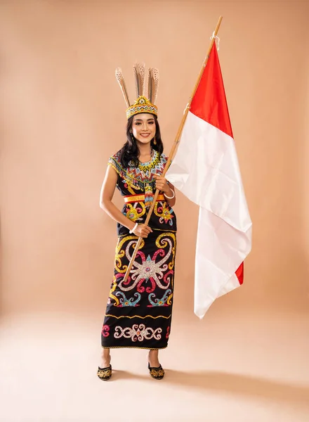 Mulher Asiática Vestindo Conjunto Roupas Tradicionais Tribo Dayak Segurando Bandeira — Fotografia de Stock