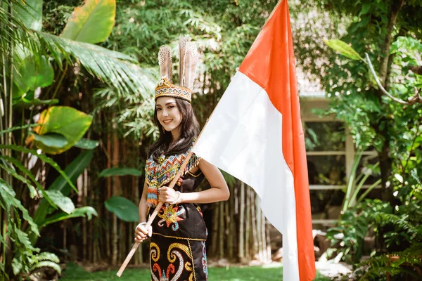 Azjatycka Kobieta Tradycyjnym Ubraniu Dayak Plemienia Stoi Uśmiechem Trzymając Kij — Zdjęcie stockowe