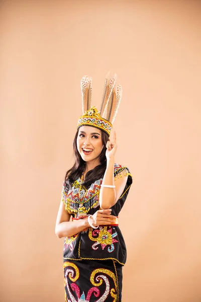 Взволнованная Азиатская Женщина King Bibinge Стоя Указал Пальцем Изолированный Фон — стоковое фото