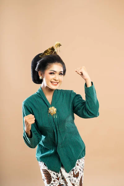 Ενθουσιασμένοι Ασιατική Γυναίκα Πράσινο Kebaya Χαμογελώντας Ενώ Στέκεται Σφιγμένα Χέρια — Φωτογραφία Αρχείου