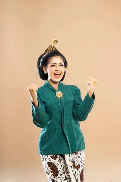 Heyecanlı Asyalı Kadın Yeşil Kebaya Bürünüp Gözlerini Kapatırken Kollarını Sıkarak — Stok fotoğraf