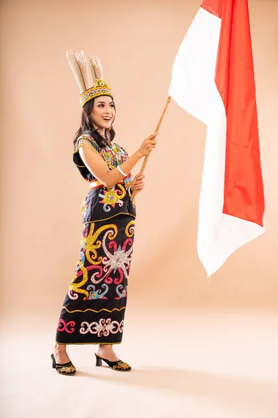 Aziatische Vrouw Koning Bibinge Staan Zwaaien Indonesische Vlag Geïsoleerde Achtergrond — Stockfoto