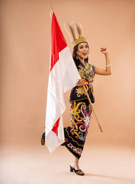 Asiatische Frau King Bibinge Steht Mit Geballtem Arm Und Beugt — Stockfoto