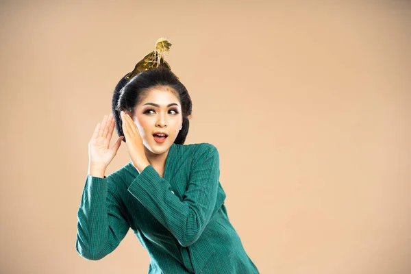 Yeşil Kebaya Giymiş Meraklı Asyalı Kadın Ellerini Kulaklarının Üzerine Koydu — Stok fotoğraf