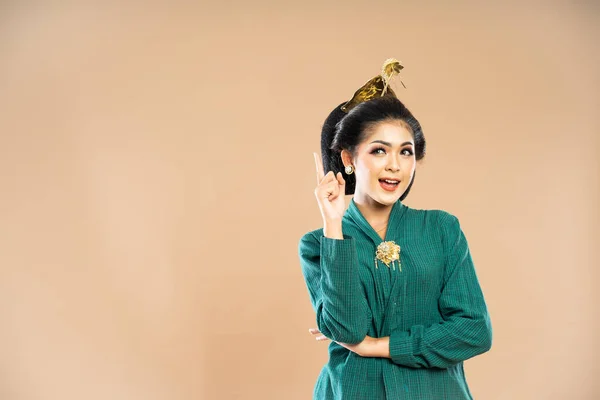 Bela Mulher Javanesa Kebaya Verde Olhando Para Cima Com Dedo — Fotografia de Stock