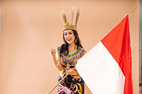 Aufgeregte Asiatische Frau Einer Reihe Traditioneller Kleidung Des Dajak Stammes — Stockfoto