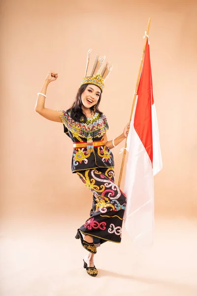 Geleneksel Dayak Kabilesi Kıyafetleri Içinde Asyalı Bir Kadın Kollarını Sıkarak — Stok fotoğraf