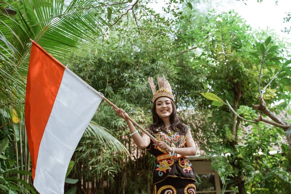 Kral Bibinge Deki Asyalı Kadın Endonezya Bayrağını Sallıyor Doğaya Bakarken — Stok fotoğraf