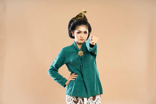 Rozzlobený Javanese Žena Zelené Kebaya Stojící Mrzutou Tváří Zatímco Její — Stock fotografie