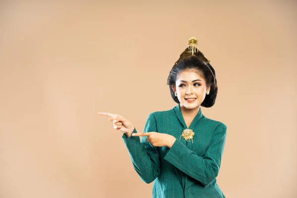 Azjatycka Kobieta Zielonym Kebaya Stojąc Wskazując Palcami Odizolowanym Tle — Zdjęcie stockowe