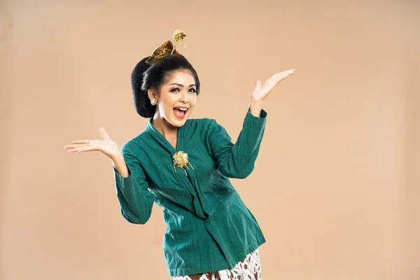 Красивая Азиатская Женщина Зеленой Кебая Стоя Открытыми Руками Изолированном Фоне — стоковое фото