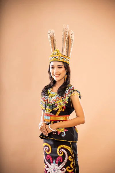 Azji Kobieta Król Bibinge Stojąc Uśmiechem Podczas Umieścić Jej Rękę — Zdjęcie stockowe