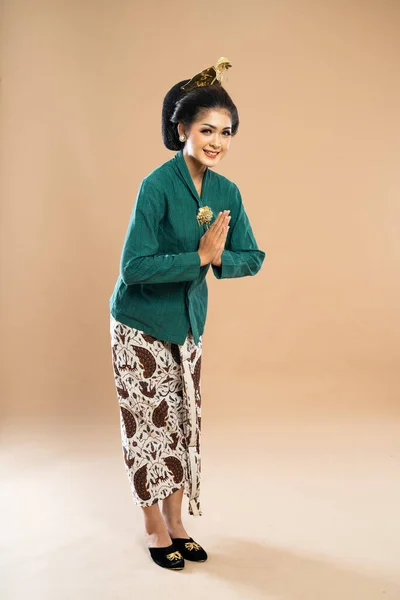 Javanese Kvinna Grön Kebaya Stående Böjda Över Med Händerna Sammansatta — Stockfoto