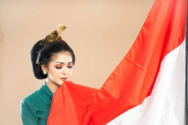 Mulher Javanesa Kebaya Verde Beijando Bandeira Indonésia Fundo Isolado — Fotografia de Stock
