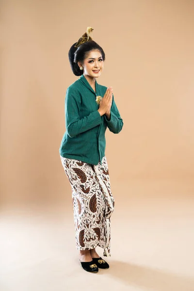 Javanische Frau Einem Kebaya Set Die Gebeugt Mit Zusammengelegten Händen — Stockfoto