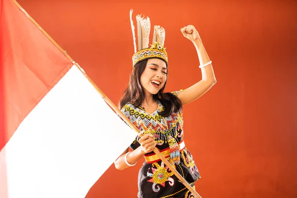Azjatycka Kobieta Król Bibinge Stojąc Zaciśniętym Ramieniem Trzymając Indonezyjską Flagę — Zdjęcie stockowe