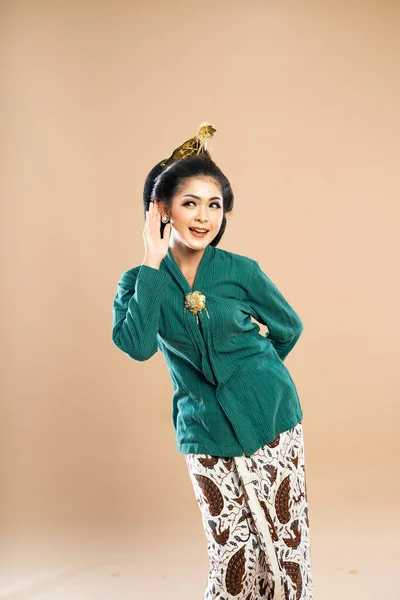 Asiático Mujer Verde Kebaya Pie Poner Abierto Mano Oreja Aislado —  Fotos de Stock