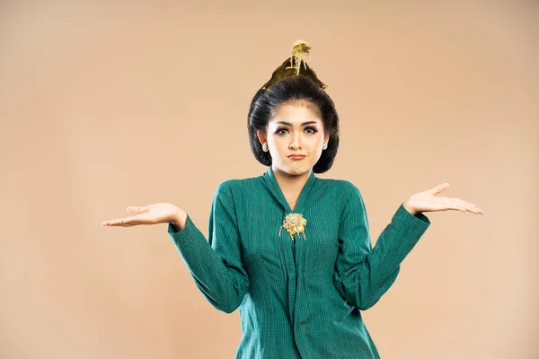 Yeşil Kebaya Giymiş Javalı Bir Kadın Somurtkan Yüzüyle Ayakta Dikilirken — Stok fotoğraf