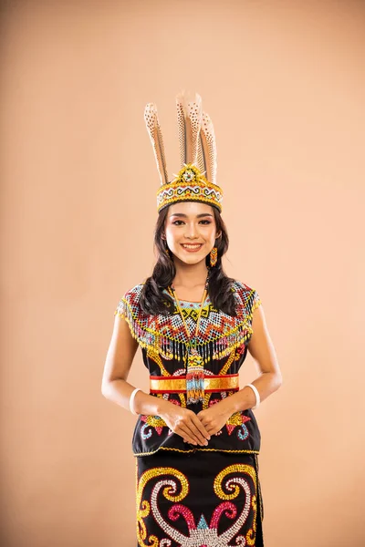 亚洲女人穿着国王的比比基尼站在前面 把她的手放在她的身体前面 在孤立的背景下 — 图库照片