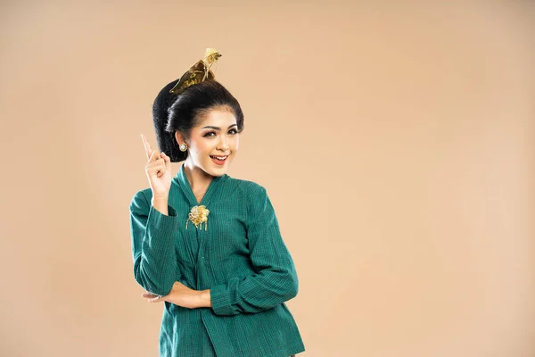 Vzrušený Javanese Žena Zelené Kebaya Stojící Špičatým Prstem Izolovaném Pozadí — Stock fotografie