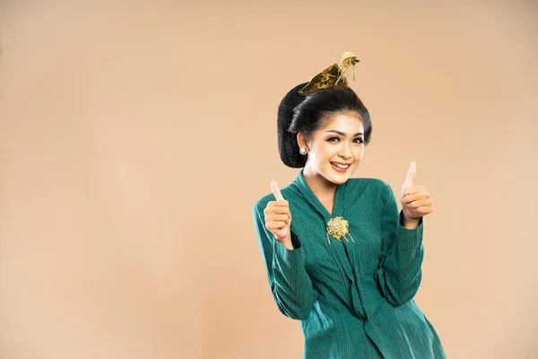 Yeşil Kebaya Giymiş Javalı Bir Kadın Baş Parmakları Havada Izole — Stok fotoğraf