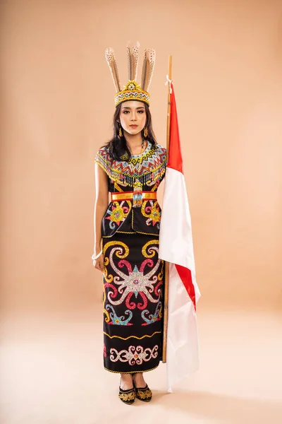 Azjatycka Kobieta Jednym Zestawie Tradycyjnych Ubrań Plemienia Daak Stoi Przed — Zdjęcie stockowe