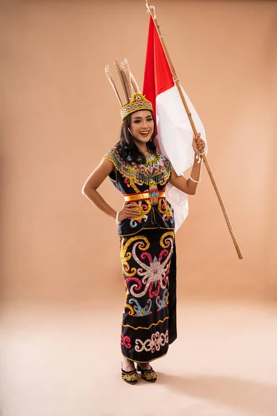 ビッグキングのアジア系女性は彼女の腰に手を置き孤立した背景にインドネシアの国旗を掲揚し — ストック写真