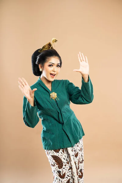 Asiatin Grünem Kebaya Mit Geöffneten Händen Vor Isoliertem Hintergrund — Stockfoto