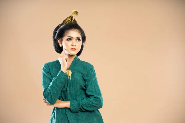 Javanische Frau Grünem Kebaya Steht Mit Ernstem Gesicht Und Berührt — Stockfoto