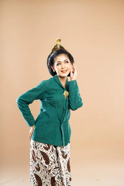 Asiático Mujer Verde Kebaya Pie Poner Mano Cintura Tocar Pendiente —  Fotos de Stock