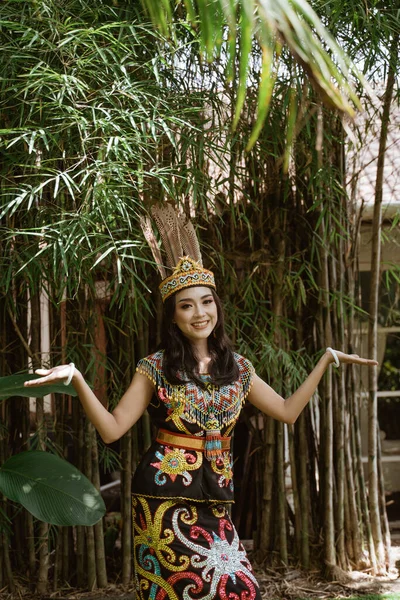 Aziatische Vrouw Koning Bibinge Staande Verhogen Van Haar Handen Met — Stockfoto