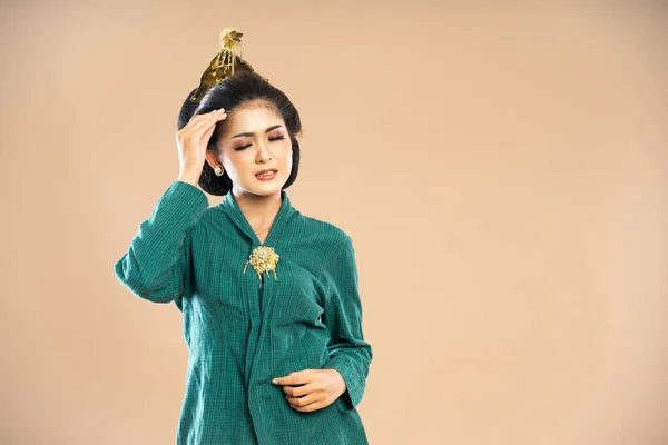 Azjatycka Kobieta Zielonej Kebaya Stojący Zamkniętymi Oczami Dotknąć Jej Głowy — Zdjęcie stockowe