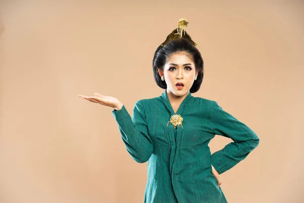 Impactada Mujer Java Kebaya Verde Pie Puso Mano Cintura Apuntando —  Fotos de Stock