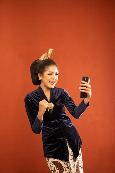 Asiatische Frau Bludru Kebaya Stehend Auf Das Telefon Blickend Und — Stockfoto