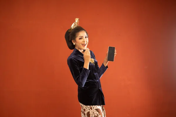Mujer Javanesa Bludru Kebaya Pie Con Sonrisa Mientras Muestra Teléfono —  Fotos de Stock
