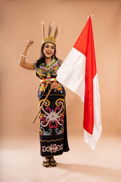 Mutlu Asyalı Kadın Krallıkta Kollarını Sıkarken Endonezya Bayrağını Izole Edilmiş — Stok fotoğraf