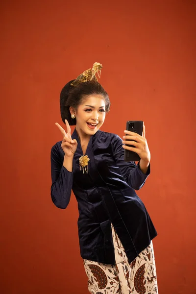 Γιαπωνέζα Γυναίκα Bludru Kebaya Λήψη Selfie Φωτογραφία Χειρονομία Χέρι Ειρήνης — Φωτογραφία Αρχείου