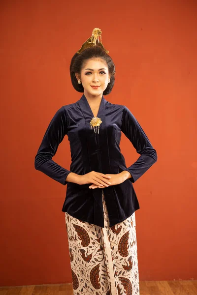 Mujer Java Kebaya Azul Pie Con Sonrisa Puso Sus Manos — Foto de Stock
