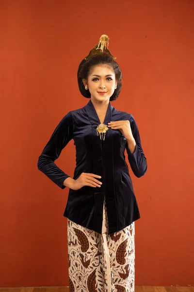 Mujer Javanesa Kebaya Azul Marino Pie Con Sonrisa Mientras Toca —  Fotos de Stock