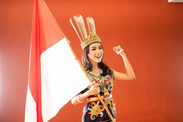 Azji Kobieta Król Bibinge Zacisnął Jej Ramię Podczas Trzymając Indonezyjski — Zdjęcie stockowe