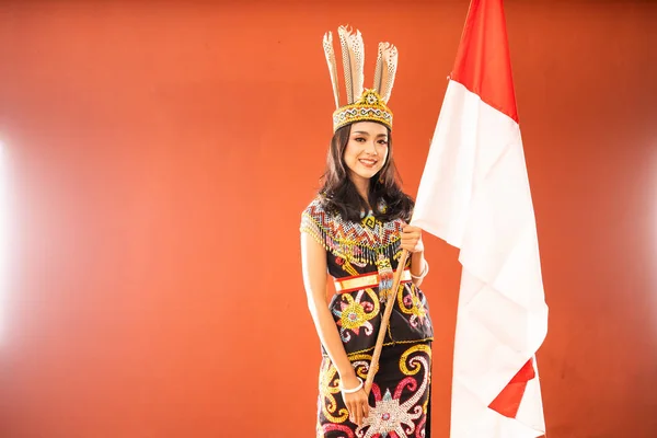 Piękna Kobieta Król Bibinge Stojąc Uśmiechem Trzymając Indonezyjską Flagę Odosobnionym — Zdjęcie stockowe