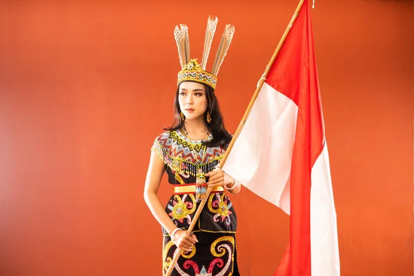 Gyönyörű Király Bibinge Áll Ünnepélyes Arcát Tartja Indonéz Zászló Elszigetelt — Stock Fotó