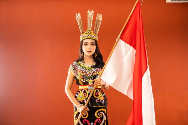 Asiático Mujer Rey Bibinge Pie Con Solemne Cara Sosteniendo Bandera —  Fotos de Stock