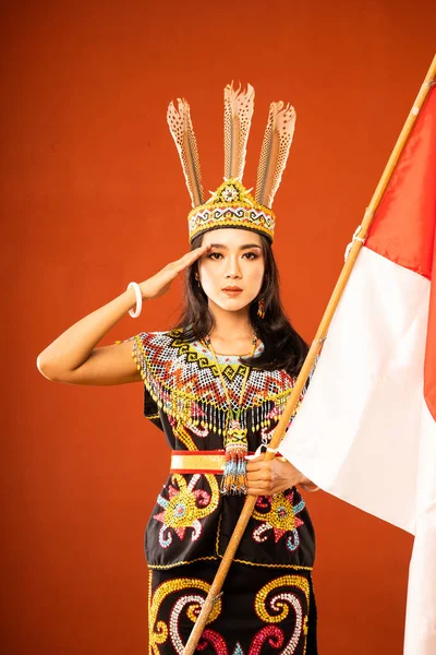 Azjatycka Kobieta Król Bibinge Stojąc Pozdrowieniem Trzymając Indonezyjską Flagę Odosobnionym — Zdjęcie stockowe