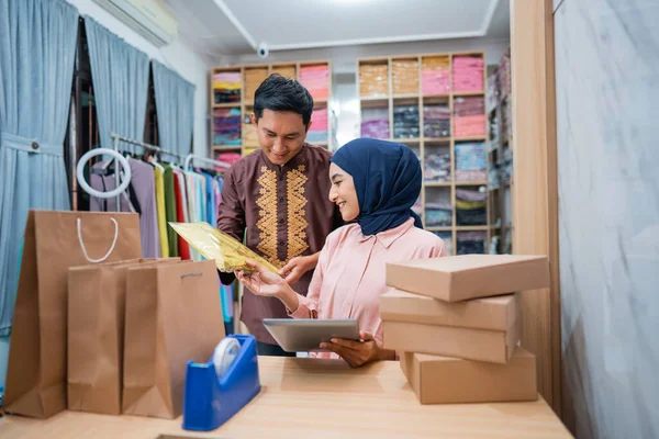 Muszlim Női Online Áruház Kisvállalkozás Tulajdonosa Csomagolás Csomag Postaláda Előkészítése — Stock Fotó