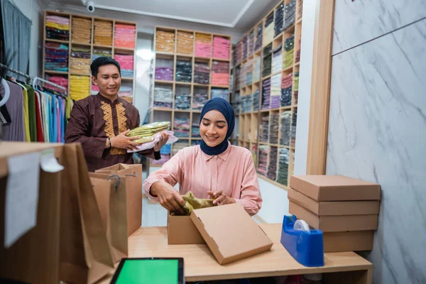 Musulman Féminin Masculin Préparant Colis Livraison Boutique Service Expédition Dropshipping — Photo