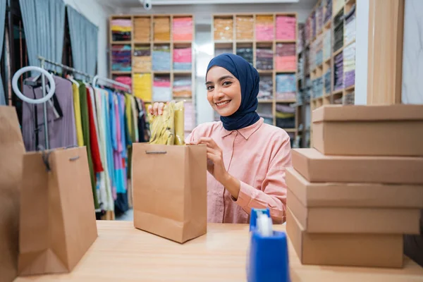 Gyönyörű Muszlim Ázsiai Tulajdonosok Csomagolják Termékeket Dobozokban Elkészített Szállítás — Stock Fotó