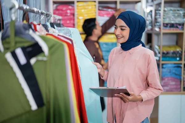 Жінка Мусульманин Хіджабом Перевіряє Свій Модний Одяг Магазині — стокове фото