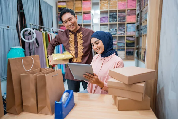 穆斯林女性网上商店小业主包装包裹邮寄箱准备送货 — 图库照片